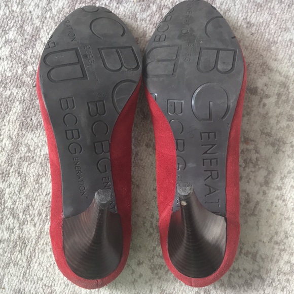 Ladies BCBG red suede pumps - Picture 5 of 6